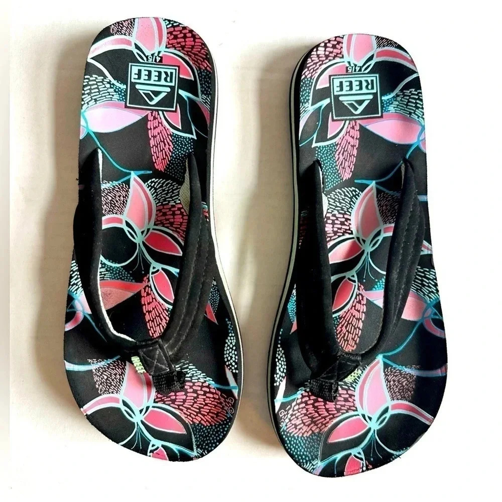 Girls Reef flip flops Size 4/5